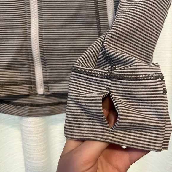 Lululemon Define Jacket Sz 12 In Tonka
Stripe Heathered Slate White - Picture 8 of 13